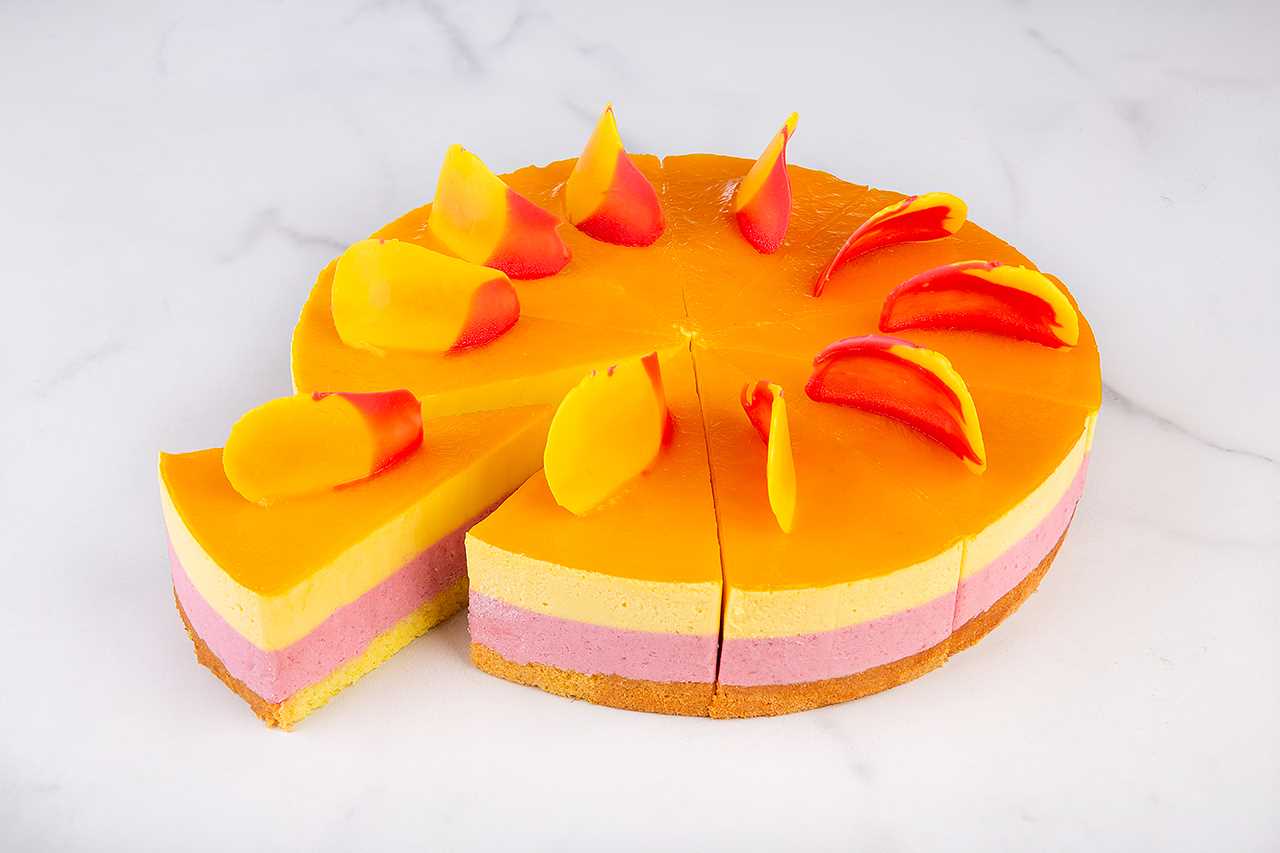 Торт манго клубника разрез